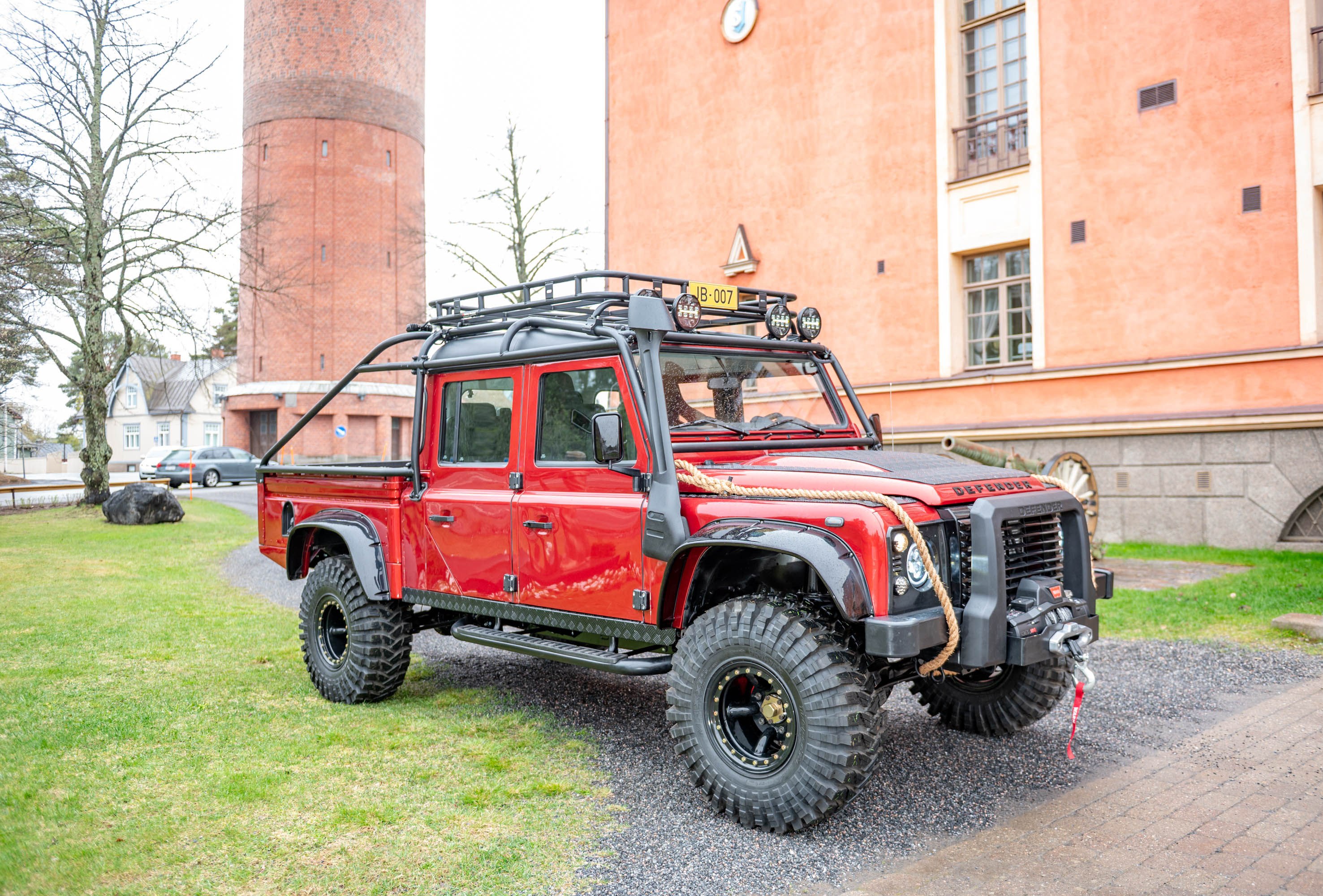 Defender 130 Spectre — Front 3/4